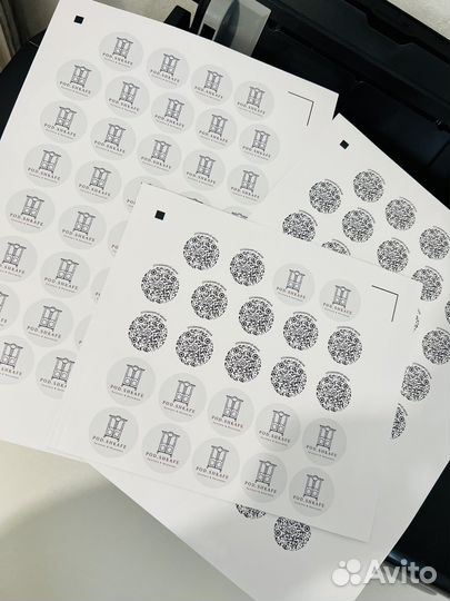 Печать наклеек, стикеры, цветные наклейки на шары