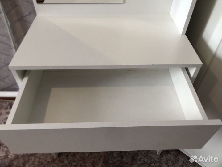 Косметический столик с зеркалом