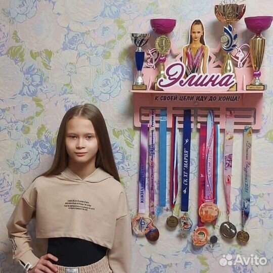 Медальница с полкой