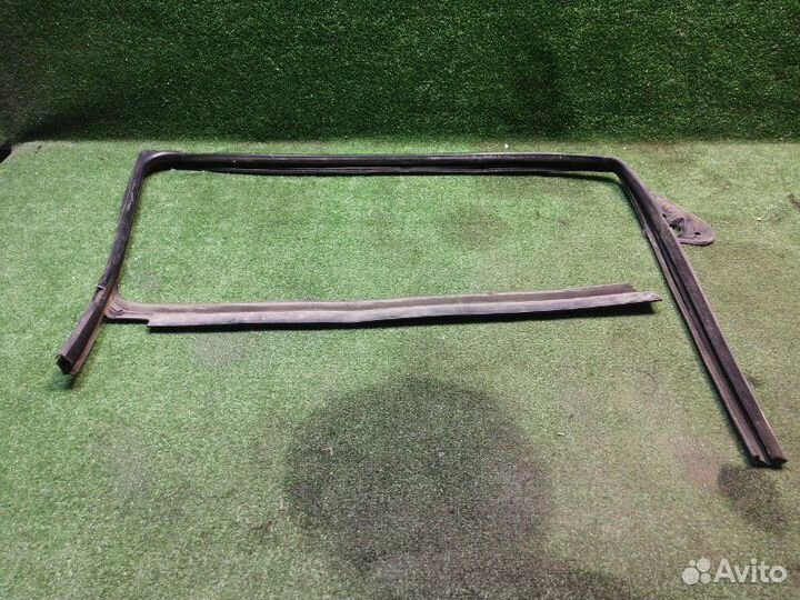 Уплотнитель стекла двери передний левый Skoda