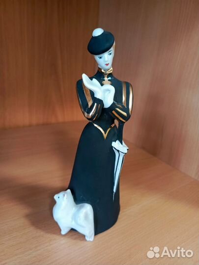 Статуэтка Дама с собачкой. Дулево.Под реставрацию