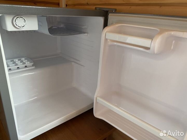 Минихолодильник с морозильной бу