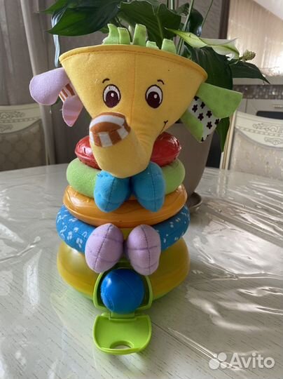 Пирамидка Слоник музыкальный Tiny love