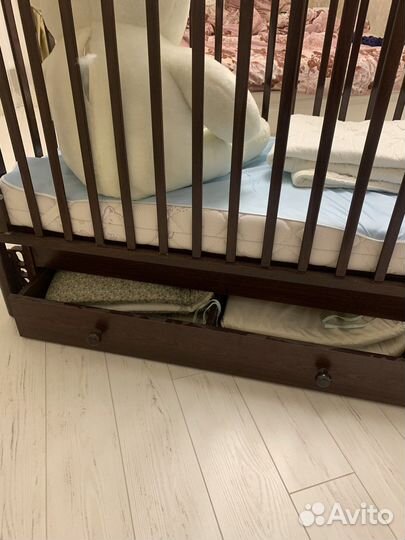 Детская кроватка с маятником