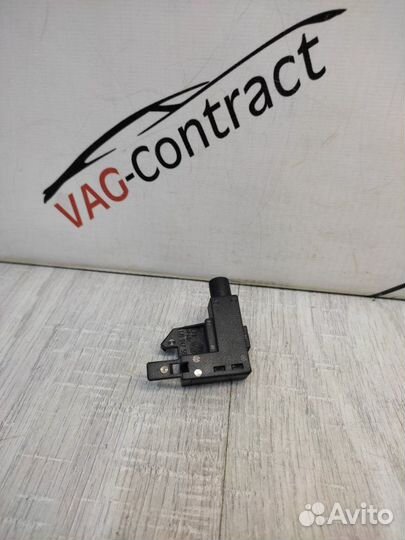 Выключатель концевой стояночного тормоза Skoda