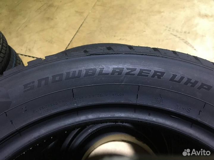 Windforce Snowblazer UHP 215/55 R17 98V