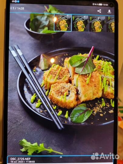 Повар горячего цеха в суши-кафе