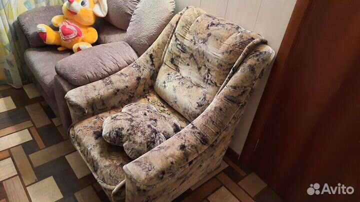 Кресло с пуфиком