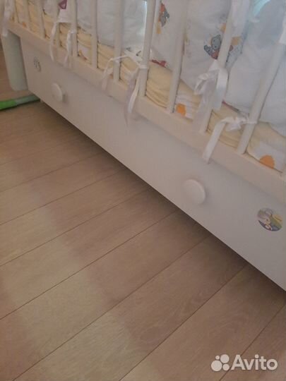 Детская кроватка с маятником