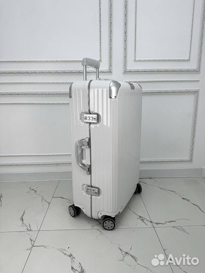 Чемодан на колесах rimowa