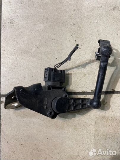 Датчик высоты дорожного просвета перед. BMW 320i