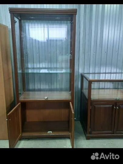 Деревянный шкаф витрина для товара