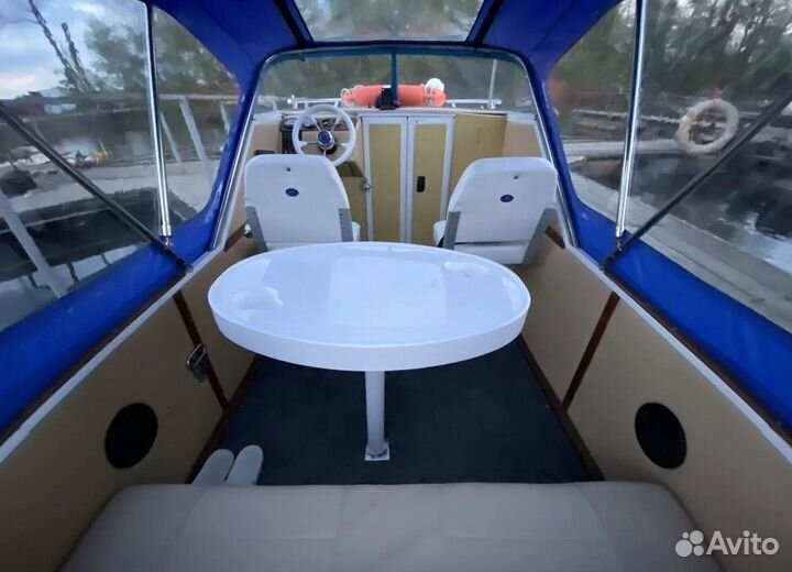 Каютный катер 