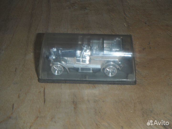 Старинная машина в футляре