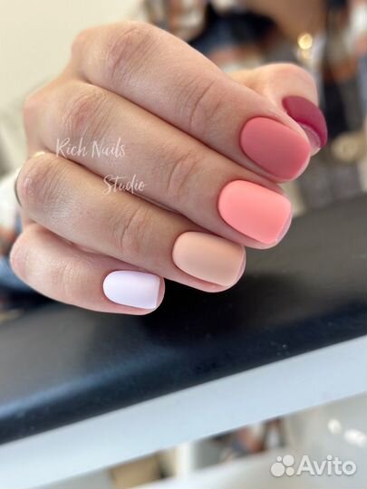 Мастер маникюра и педикюра в салон