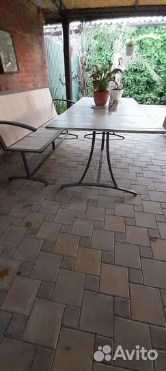 Стол и стулья