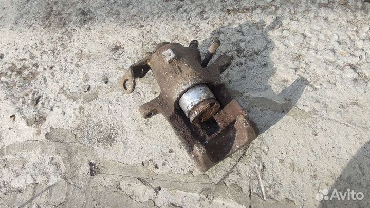 Суппорт левый Volkswagen Bora ручник не работает