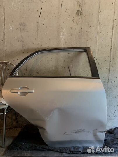 Задняя правая дверь toyota corolla 150