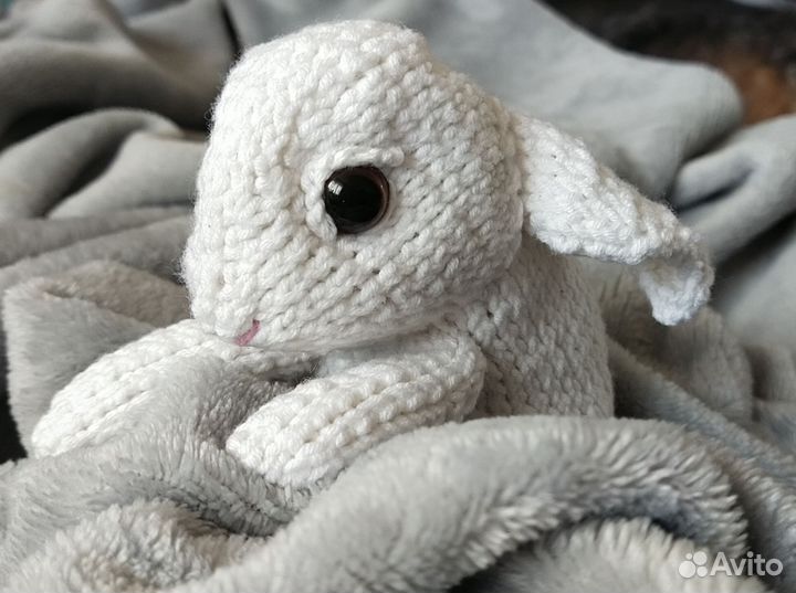 Вязаные зайчики ручной работы