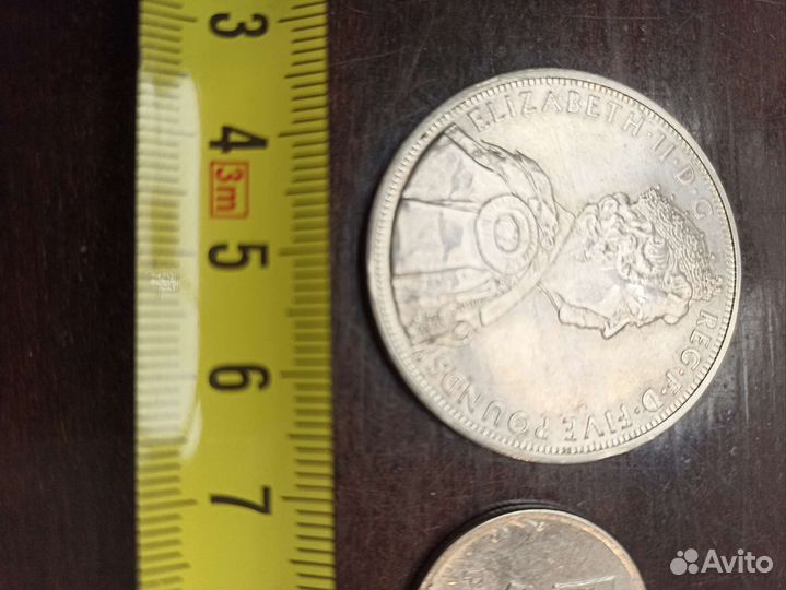 Серебряная монета Елизавета II