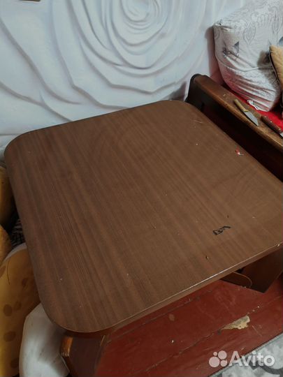 Стол низкий