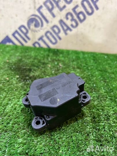 Сервопривод заслонки печки Volvo S40 седан 2.4