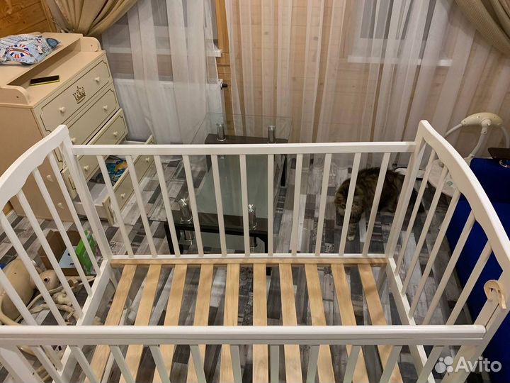 Детская кроватка на колесиках с бортами