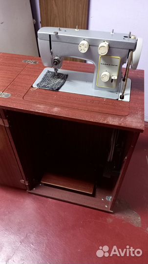 Швейная машина Чайка 142