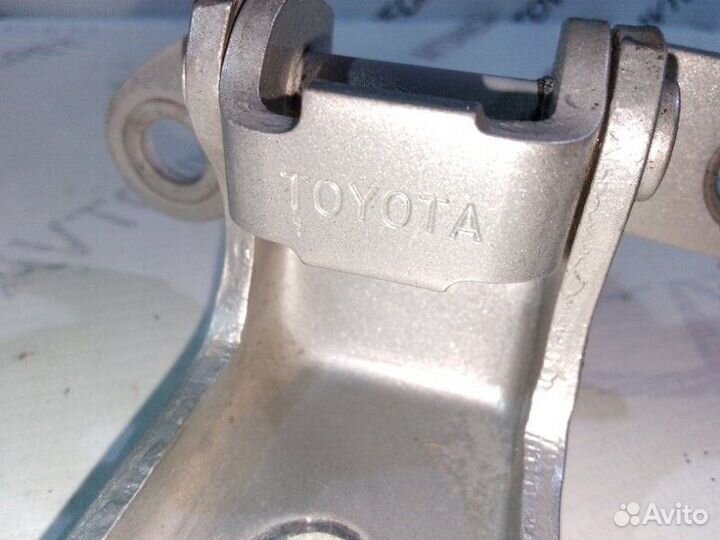 Петля двери задняя правая Toyota Avensis T250
