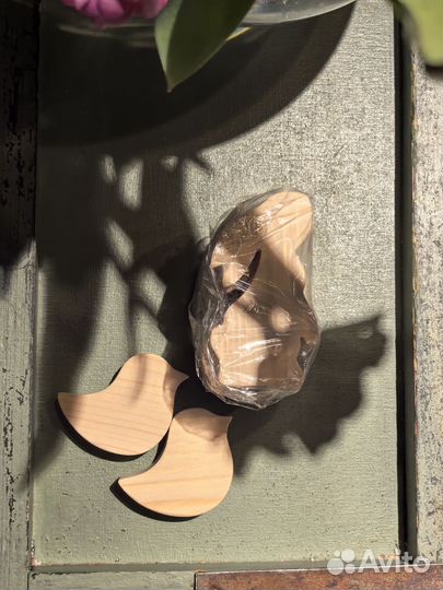 Много деревянных заготовок для Пасхи из дерева