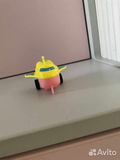 Игрушечный самолет