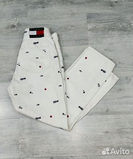 Джинсы с вышивкой Tommy Hilfiger. Оригинал