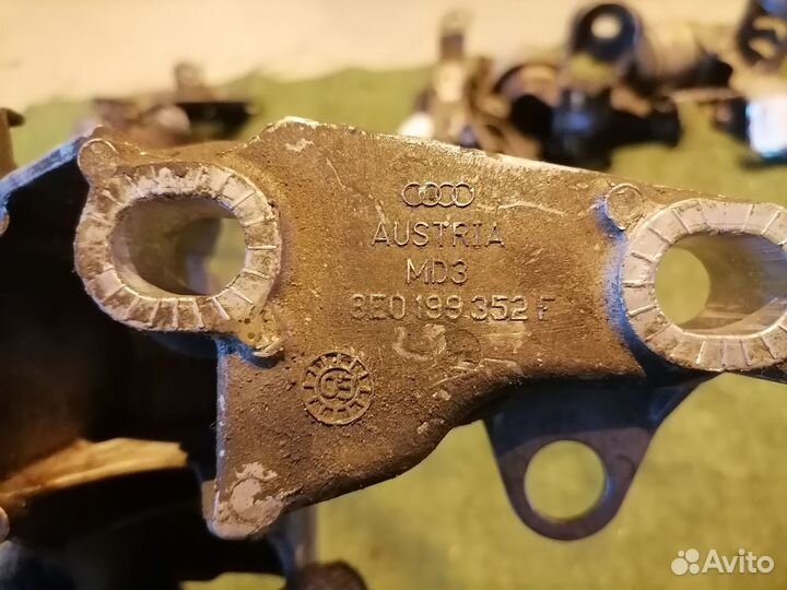 Кронштейн опоры двс правый 8E0199352F Audi A4 B6 A