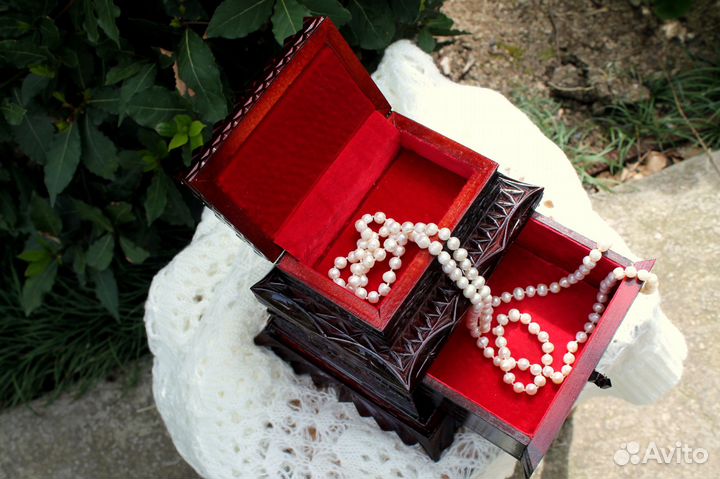 Деревянная резная шкатулка ручной работы