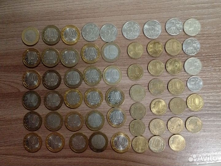 Бумажные купюры, юбилейные монеты