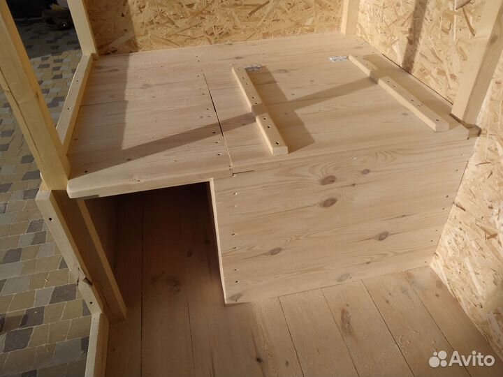 Вольер для собаки с большой деревянной будкой