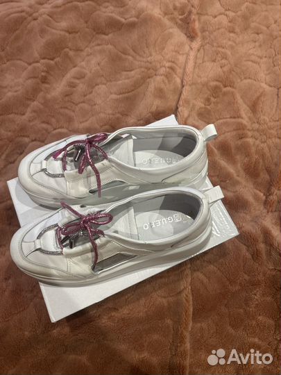 Продам кроссовки летние бренд G.U.E.R.O