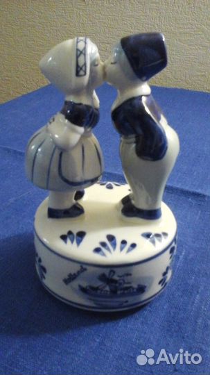 Фарфоровая статуэтка 