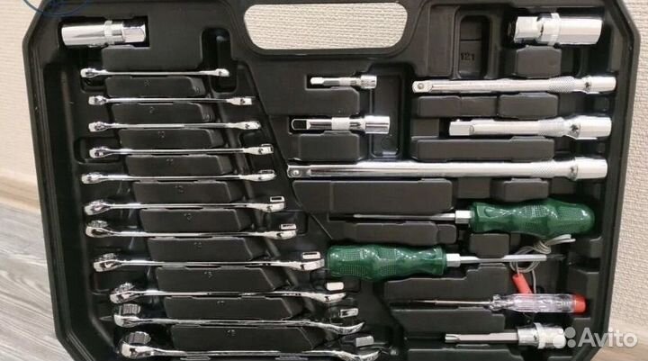 Набор инструментов в чемодане