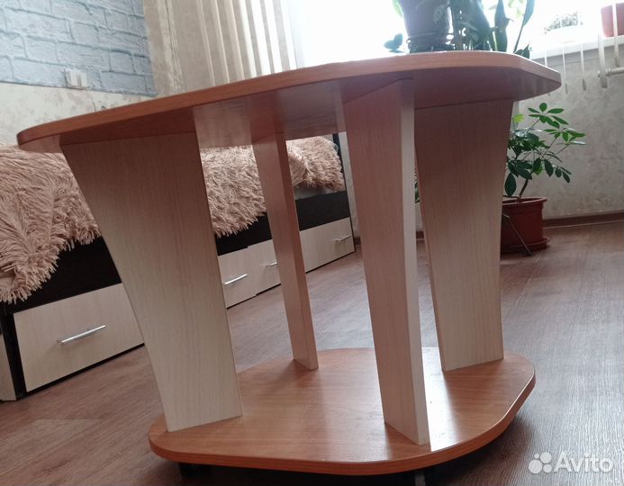 Журнальный столик на колесиках б/у