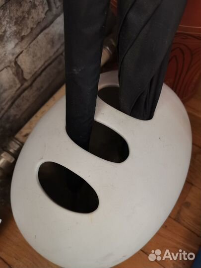 Старый зонт и подставка