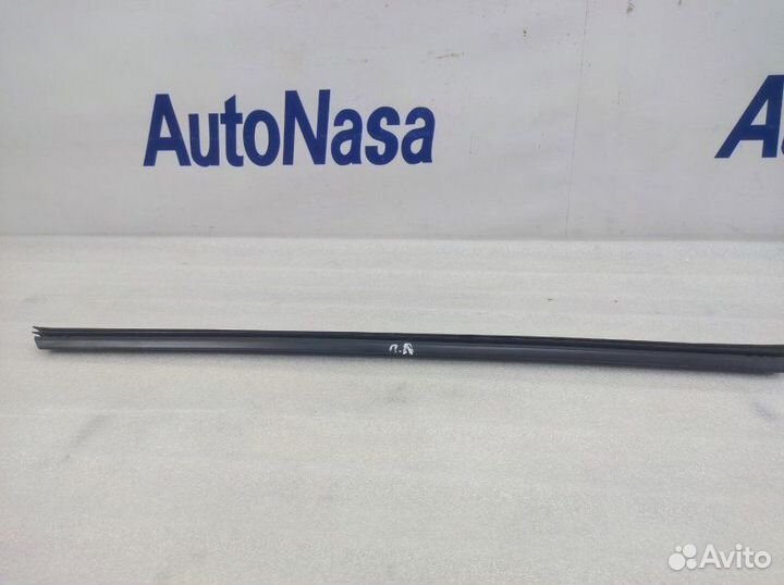 Уплотнитель стекла двери передний левый Skoda