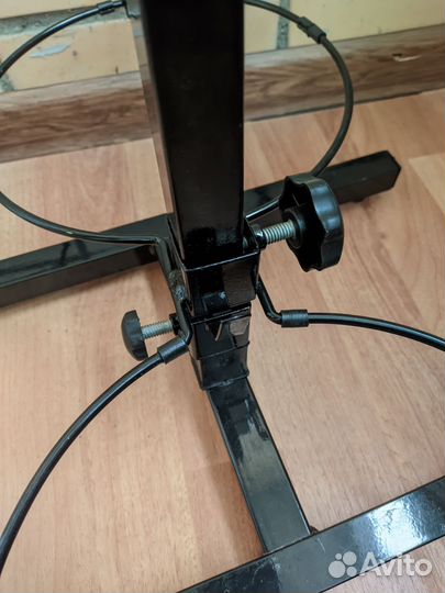 Стойка с мисками для кормления животных