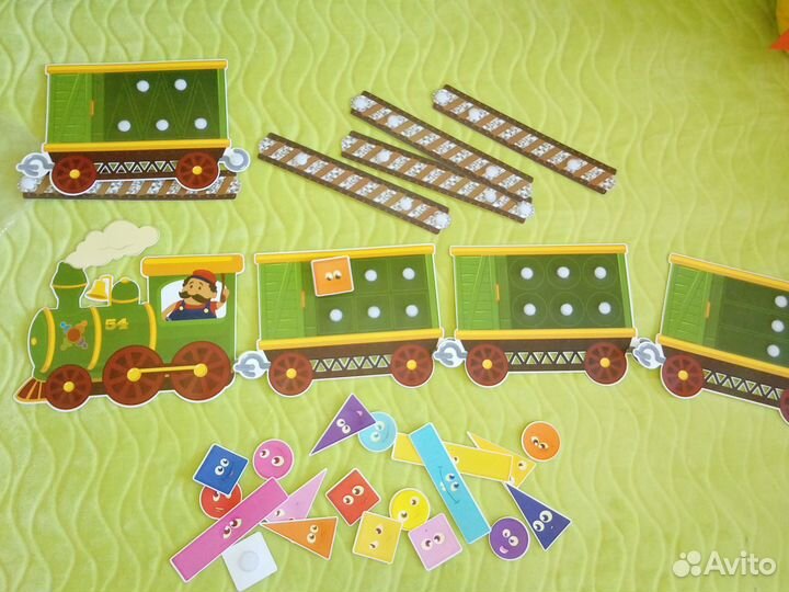 Детский развивающий поезд геометрических фигур