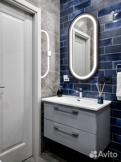 Зеркало в черной раме с подсветкой капсула