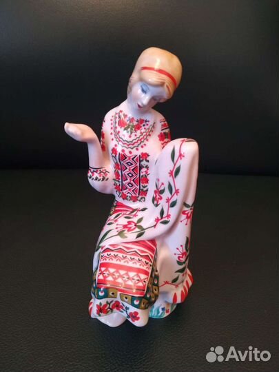 Статуэтка вышивальщица