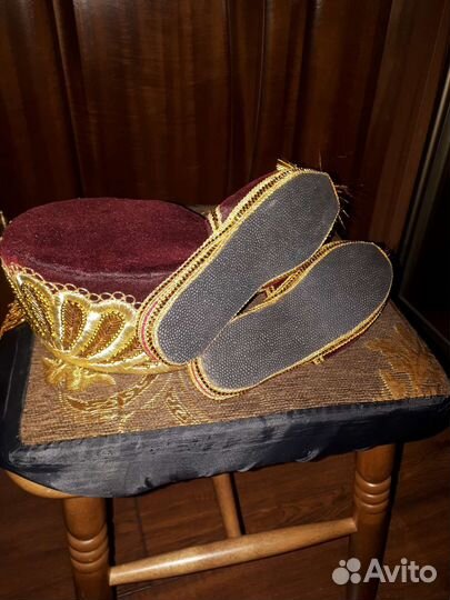 Узбекский головной убор и остроносые туфельки