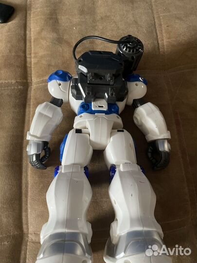 Робот на пульте управления