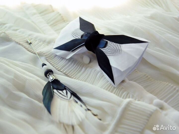 Галстук-бабочка и бутоньерки из перьев