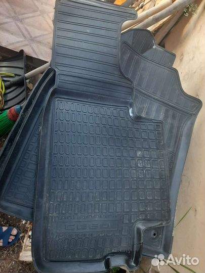 Автомобильные коврики резиновые